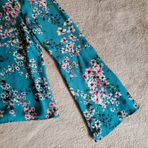 Cupcakes and Cashmere Nadette V-neck floral blouse size small​ - Picture 12 of 15